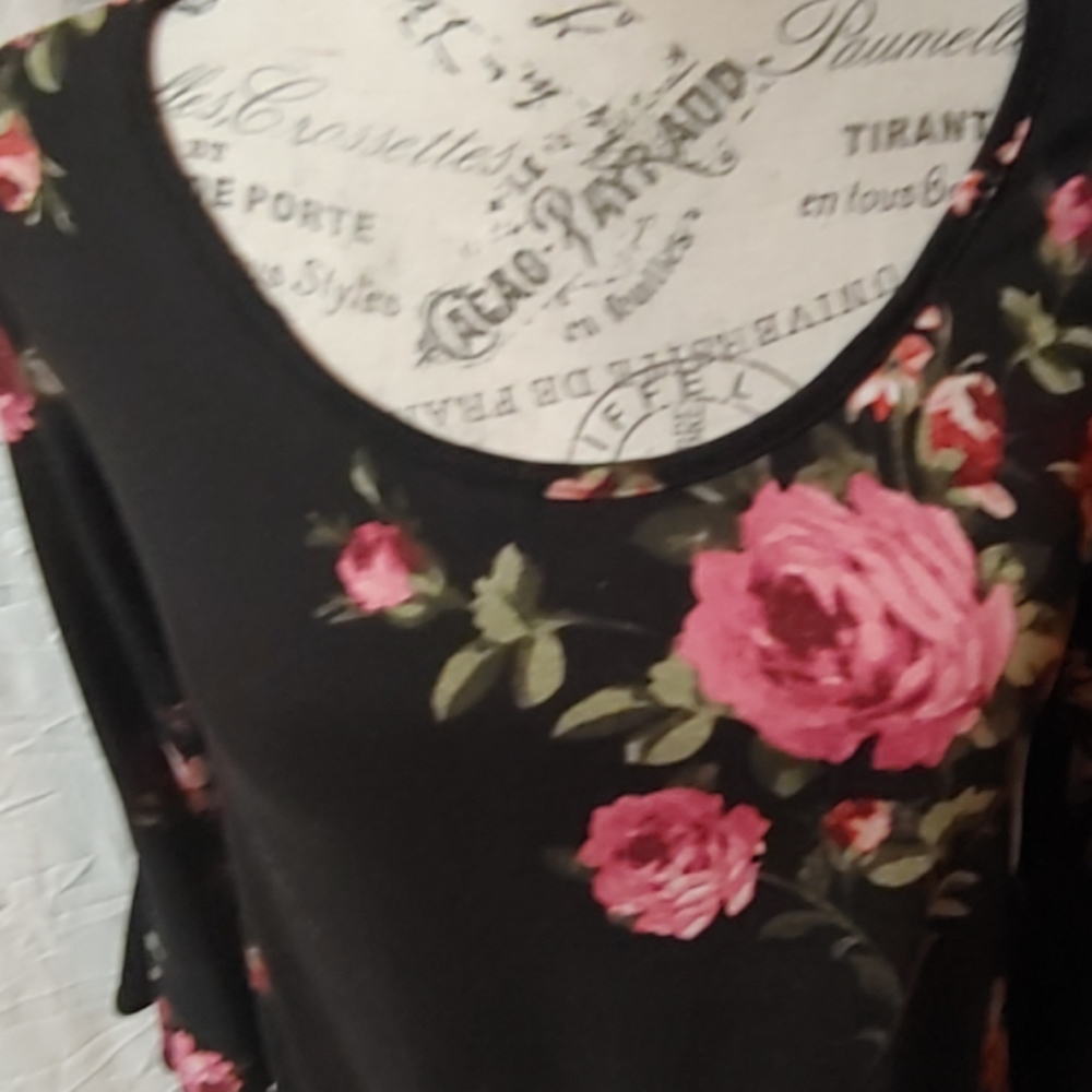 Threads Studio blouse. - Picture 2 of 7